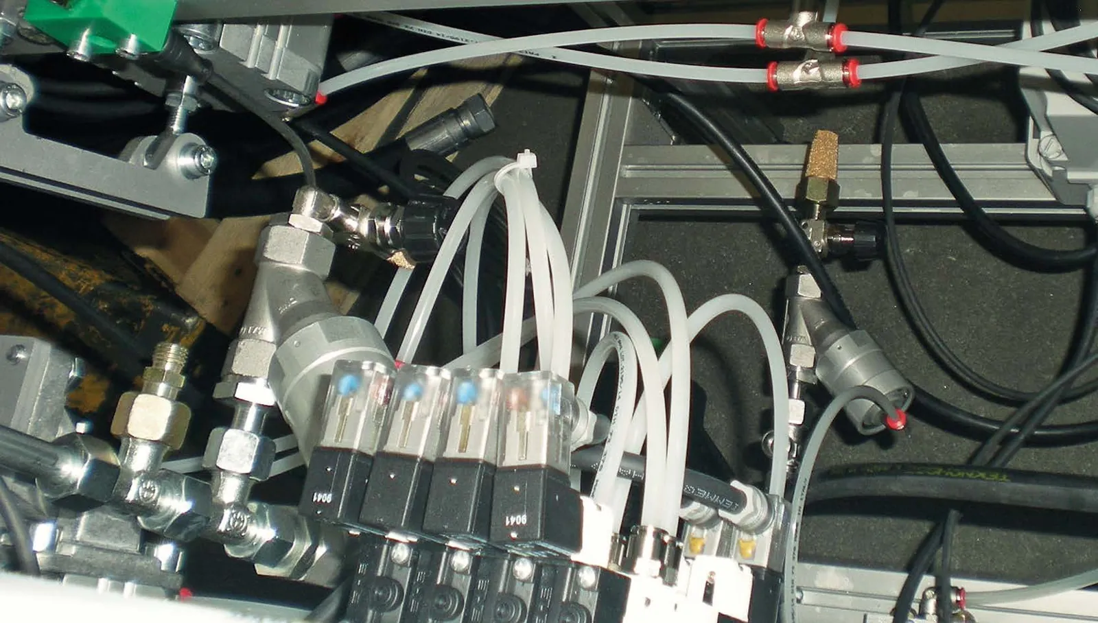 Officina Polytec con banco di prova in pressione